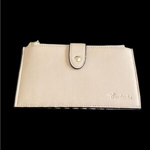 Travelambo wallet. Dusty pink. Two zipper compartments.